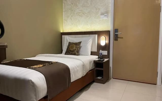 Red City Hotel - photo 3
