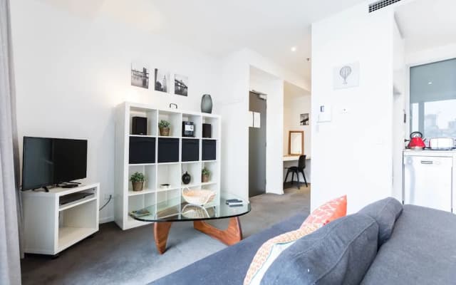 ROBYN, 1BDR Melbourne Apartment - photo 4