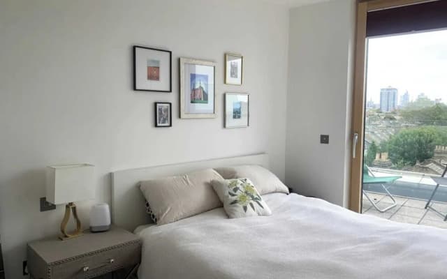 Stylish 2BD Flat With Private Balcony - Battersea - photo 3