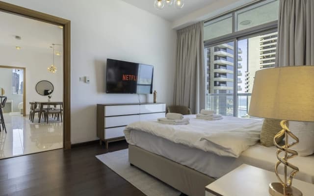 Sleek & Serene Apartment w/ Stunning Marina Views - photo 5