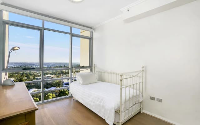 Bright Open Plan Spacious Two Bdr Apt - SL001 - photo 3