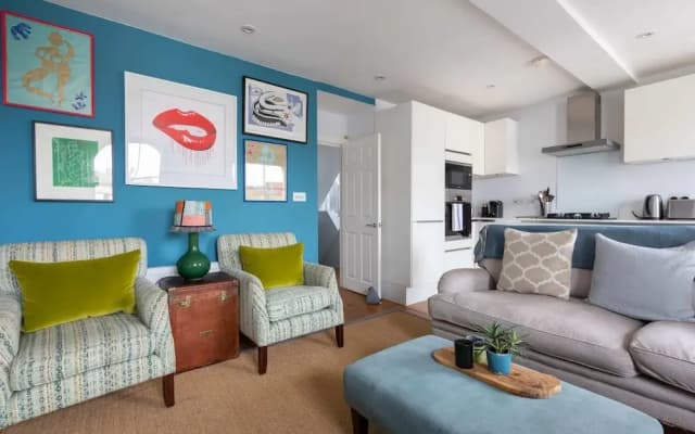 Spacious 3 Bedroom in Notting Hill With Balcony - photo 3