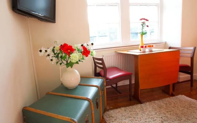 JOIVY Bright New Town 2 bed Apt - 5 Mins to Princes St - photo 3