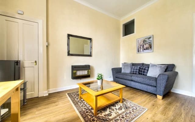 Bright and Airy Apartment in Newington - photo 4
