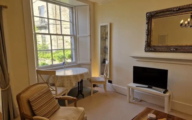 JOIVY Gorgeous Georgian Flat - photo 5