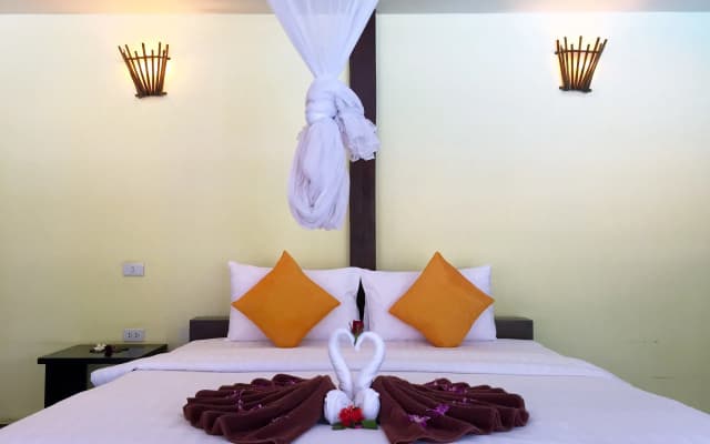 Long Beach Chalet Hotel - photo 5