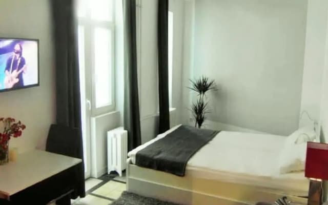 Super Central Studio Apartment - With Balcony - photo 2