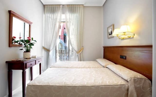 Hostal La Macarena - photo 4