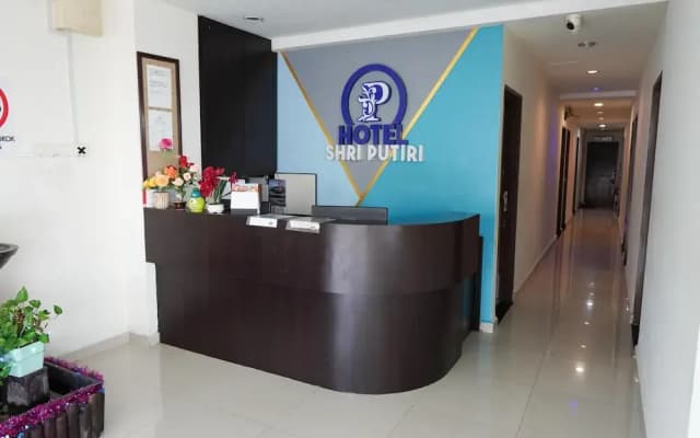 Hotel Shri Putiri - photo 2