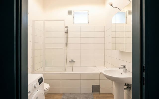 Close to City Center - Affordable Private Rooms with TV - photo 3