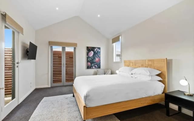 Chic 2-bed Home By Bustling Shops - photo 2