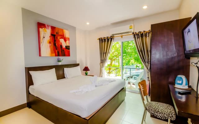 Baan Yuyen Karon Guesthouse - photo 2