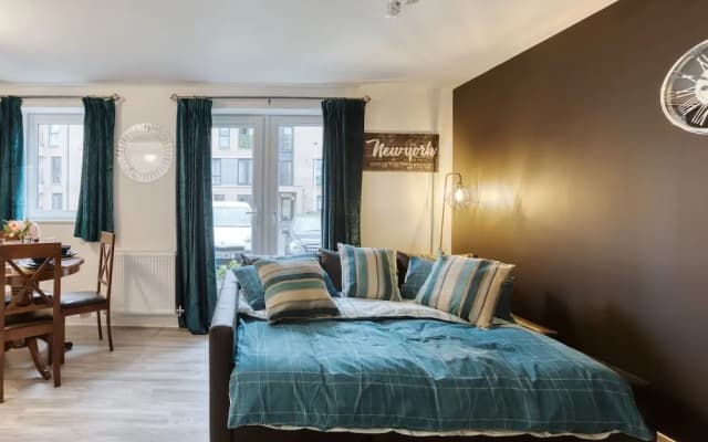 Modern 2 Bed Apartment in Central City - photo 2
