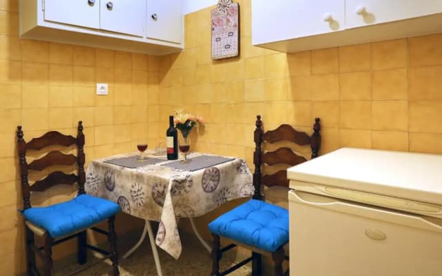 Aristotle's studio apartment - photo 2
