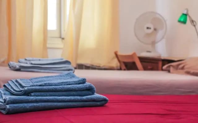 Room in apartment - Rue Droite - photo 3