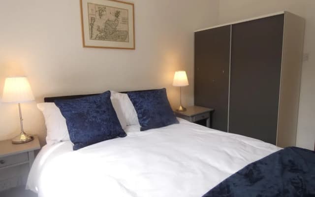 Central 2-bed Flat in Edinburgh - photo 5