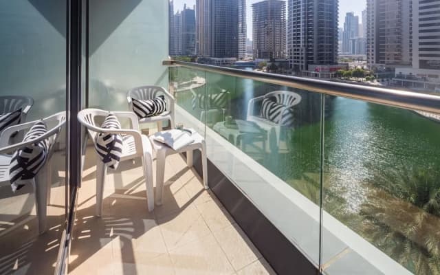 Spacious + Modern Studio in JLT - Sleeps 3 - photo 3