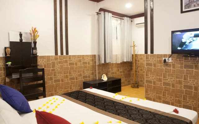 Equator Beach Inn - photo 2