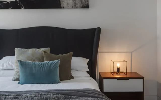 Chic 1-bed With a Sleek Balcony Near Shops - photo 5