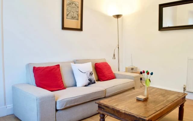 Bright And Comfortable 2 Bedroom Flat - photo 2