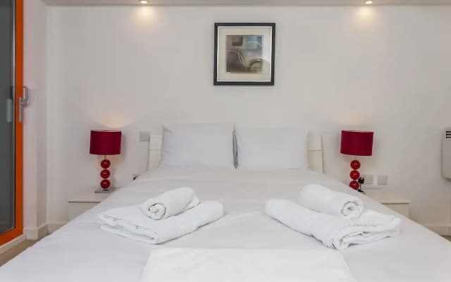 2 Bedroom Flat in Limehouse Sleeps 4 Guests - photo 3