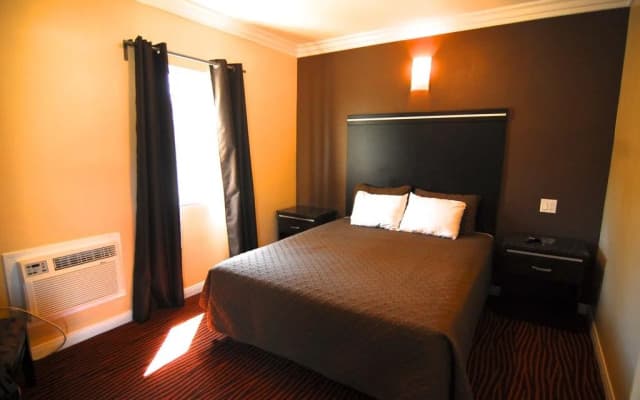 Studio City Inn - photo 2