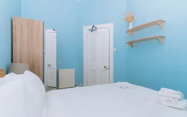 Spacious 3 Bedroom Flat in Edinburgh - photo 4