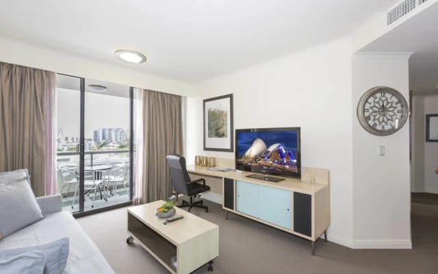 Stunning 2 Bedroom Apartment - photo 4