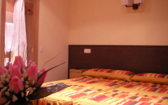 Hostal Las Cortes - photo 2