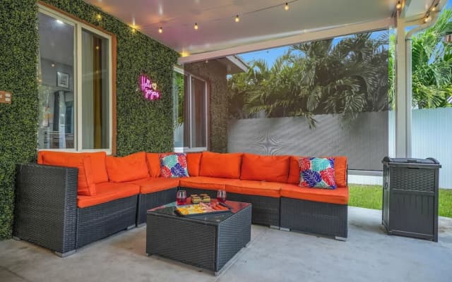 Unique Escape GameRoom! Bar, BBQ, Spacious, and Near Beach - photo 2