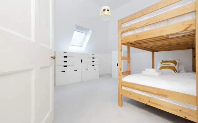 Delightful 3-bed Flat with Parking - photo 4