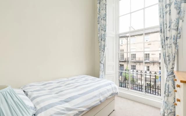Light and Spacious 2 Bedroom Flat in Heart of Edinburgh - photo 4
