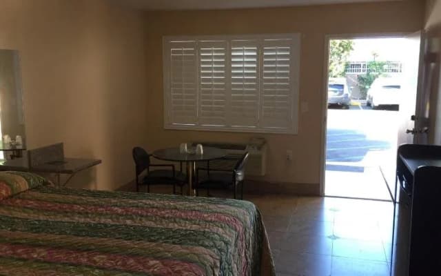 Foxys Motor Inn - photo 3