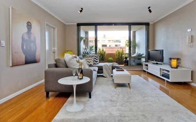 Ample Space In This 1 Bed Apt Also With Pool/Gym - photo 2