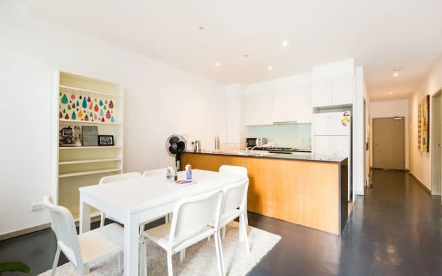 MEGAN, 2BDR Melbourne Apartment - photo 4