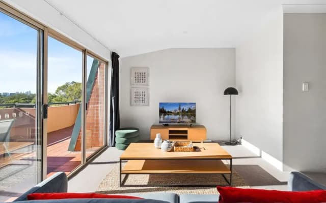 Spacious Inner-west 2-bed With Alfresco Dining - photo 5