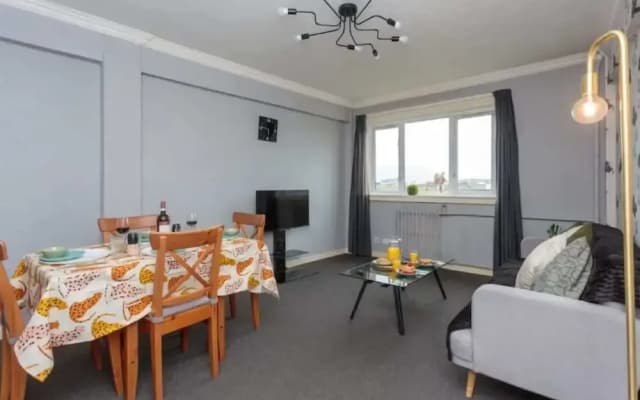 3 Bedroom Apartment on 5th Floor With Elevator - photo 4