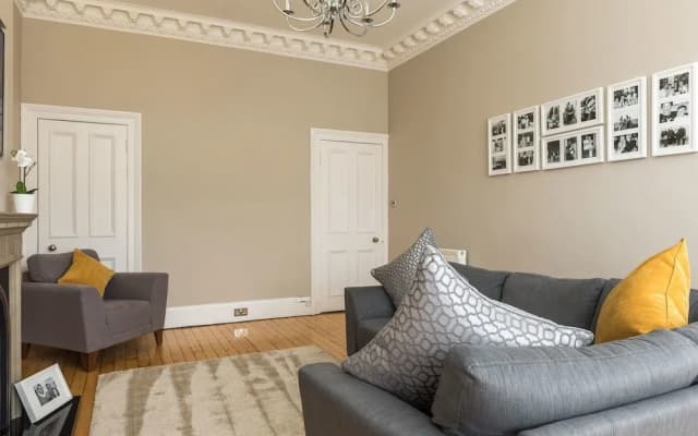 Sleek and Modern 2BR Home Near City Centre - photo 2