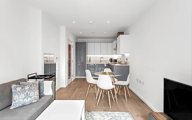 Stylish Flat In Battersea Reach - photo 5
