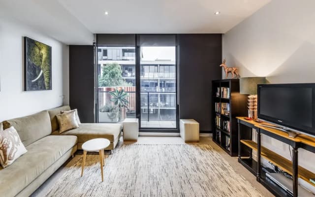 Elegant 1 bed 1 Bath Apartment, Free Parking - photo 3
