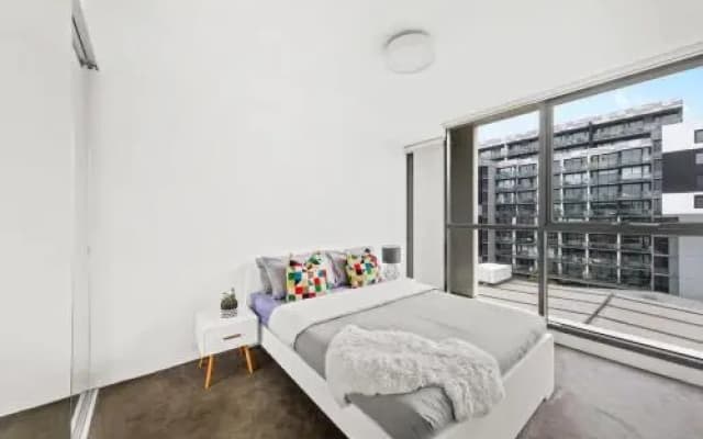 Large 2BR+Comfy+Parking Included - photo 2