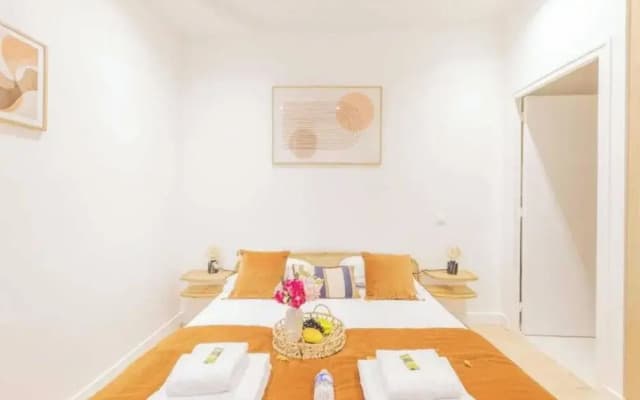 Apartment With 1 Room in Batignolles - photo 2