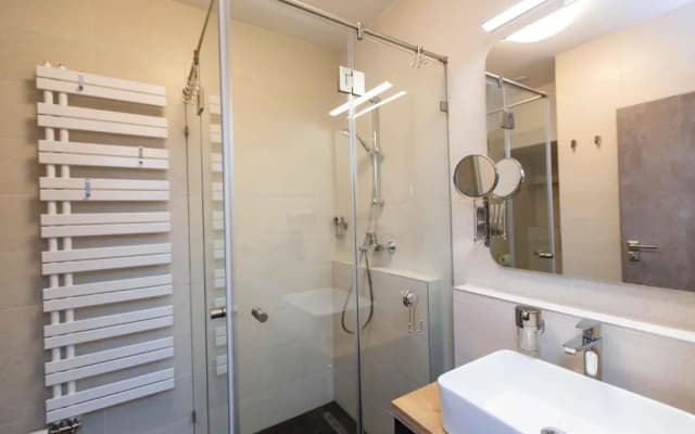 Premium Rooms by Hi5 - Style at the Comedy Theater - photo 2