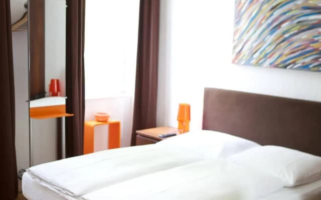 Tom's Hotel - photo 4