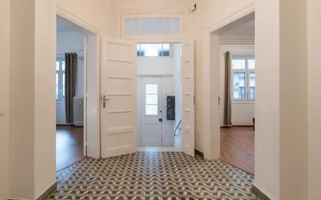 Charming 3bd apt. close to metro - photo 5
