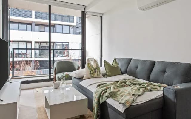 A Cozy 2BR Apt Next to The Yarra River - photo 4