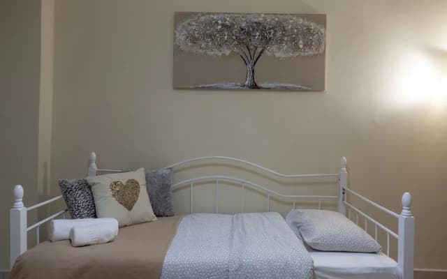 Renovated & Cool Flat In Ideal Location - photo 3