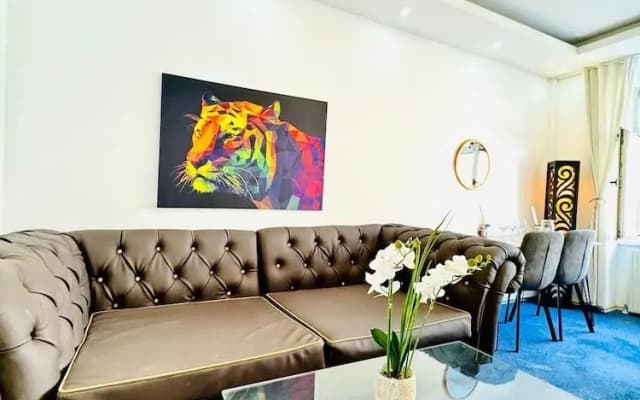 Spacious 7BR Apartment Prime Location - photo 2
