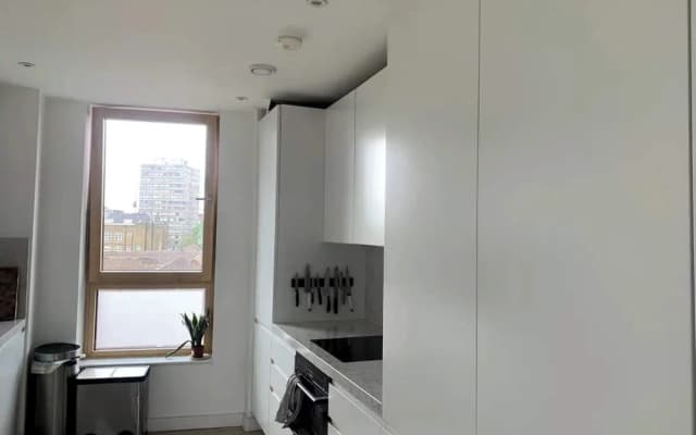 Stylish 2BD Flat With Private Balcony - Battersea - photo 5