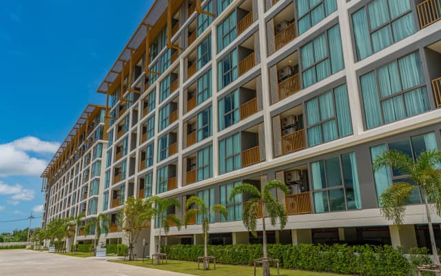 1BR Ozone Oasis Pool Gym & Beach Shuttle Apartments - photo 2